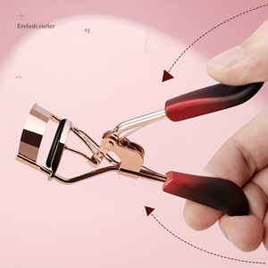 Rizador de Pestañas Metálico Color Oro Rosa con Mangos en Degradado Rojo para Maquillaje de Ojos - Product Image 3
