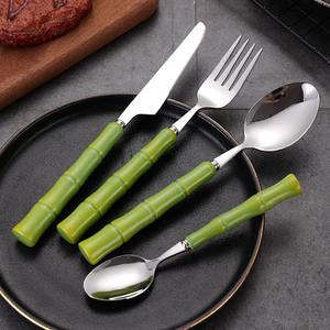 Ensemble de couverts classiques en acier inoxydable écologiques et durables avec manche en bambou vert, compatibles lave-vaisselle, design moderne pour la maison - Product Image 4