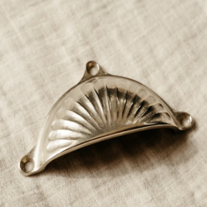 Poignée de tiroir en bronze cannelé Oldbury, finition laiton antique - Product Image 2