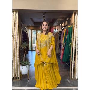 Ensemble de vêtements de fête pour femmes avec haut et haussement d'épaules élégant et élégant - Product Image 6