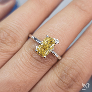 Bague de fiançailles en or blanc 10 carats avec diamant jaune de laboratoire certifié IGI, taille coussin allongée, 1,56 ct - Product Image 2