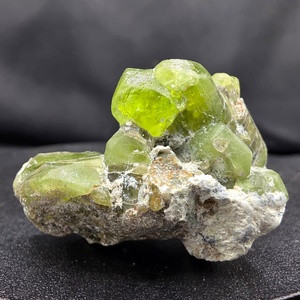 Cristal de peridoto verde con forma de columna y brillo vidrioso - Product Image 6