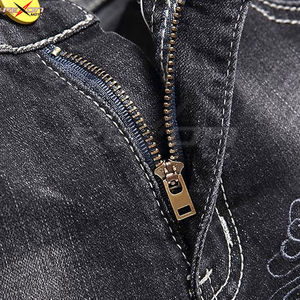 Shorts en jean personnalisés pour hommes, fabricant OEM au Pakistan, parfaits pour la mode estivale, les tenues urbaines et le confort quotidien. - Product Image 3