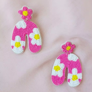 Boucles d'oreilles pendantes longues brodées de perles de rocaille, style artisanal moderne, légères et décontractées - Product Image 2