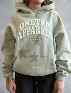 เสื้อฮู้ดดี้โอเวอร์ไซส์สำหรับผู้หญิง ยี่ห้อ Oneten สีเขียว พิมพ์ลายตัวอักษรแบบพัฟฟ์ ทรงไหล่ตก - Product Image 3