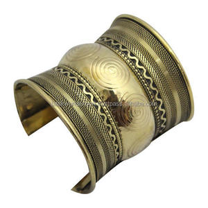 Bracelets en laiton de qualité supérieure, faits à la main, pour les fêtes, mode, bracelets en laiton surdimensionnés, bracelets en laiton Falak World Export - Product Image 2
