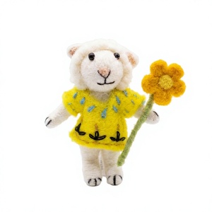 Adorno Navideño de Fieltro de Lana Hecho a Mano, Ecológico y Tradicional, con Diseño de Oveja en Vestido Amarillo y Flores, Decoración de Pared Interior con Animal de Dibujos Animados - Product Image 2