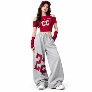 Ensemble streetwear décontracté pour femme : Crop top court rouge à épaules dénudées avec imprimé CC et pantalon de survêtement gris à jambes larges – Tendance printemps - Product Image 1
