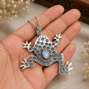 Colgante de latón hecho a mano con diseño de rana chapado en oro y plata, con piedra lunar arcoíris natural ovalada engastada en bisel, joyería artesanal unisex para regalo. - Product Image 2