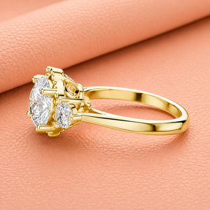 Anillo de Compromiso de Lujo en Oro Amarillo con Halo de Diamantes Cultivados en Laboratorio, Piedras Laterales, Claridad VVS1-VVS2, Chapado en Rodio, Joyería Fina para Novia - Product Image 2