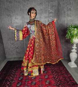 Robe de mariée afghane bohème brodée rouge longue jusqu'au sol, col en V, manches longues, coupe trapèze, motifs dorés, en tissu mousseline et satin - Product Image 5