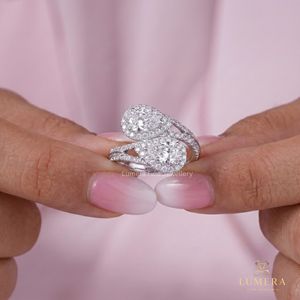Anillo de diamantes cultivados en laboratorio Toi et Moi de moda con halo individual pavé, moderno de dos piedras y elegante con vástago dividido. - Product Image 5