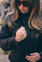 Blouson de moto en cuir véritable pour homme, col montant, finition délavée, fermeture éclair, coupe ajustée, design patchwork, idéal pour la conduite automnale