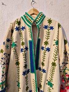 Veste longue en velours Suzani pour femmes, vente en gros, manteau brodé style bohème, style ouzbek vintage, fournisseur de vêtements d'hiver - Product Image 6