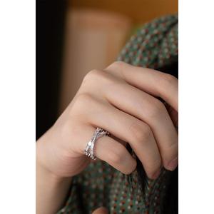 แหวนแต่งงานทองคำขาว 14k ประดับเพชรทรงบาแกตต์ขนาด 4*2 มม. ลายไขว้แบบ Eternity Band  แหวนครบรอบลายไขว้ ได้รับการรับรองจาก IGI - Product Image 3