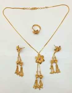 ชุดเครื่องประดับทอง 24K ชุบทองเหลืองคุณภาพสูง ประดับเพชรซิคอน สร้อยคอ/ต่างหู/แหวน ดีไซน์ทันสมัย คลาสสิก เหมาะสำหรับงานแต่งงาน งานปาร์ตี้ และแฟชั่น - Product Image 3
