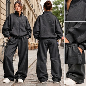 Ensemble de survêtement pour femme gris anthracite et noir avec veste zippée, imprimé minimaliste, pantalon de jogging ample à jambes larges en coton respirant - Product Image 6