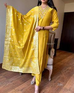 Conjunto Premium para Mujer de Kurti Recto Color Mostaza en Viscosa Chanderi con Pantalón de Viscosa y Dupatta Jacquard a Bajo Precio - Product Image 5