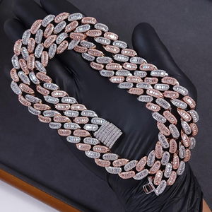 สร้อยคอโมอิสซาไนต์ทรงบาแกตต์ชุบโรเดียมแบบ Iced Out พร้อมตัวเรือนแบบ Channel Setting และโซ่ Cuban Link สำหรับทุกเพศ - Product Image 1