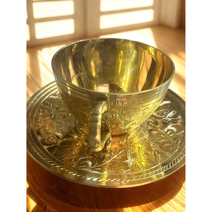 Taza y platillo de té y café con diseño en relieve en color oro latón, calidad exclusiva, taza y platillo para servir té a bajo precio. - Product Image 4