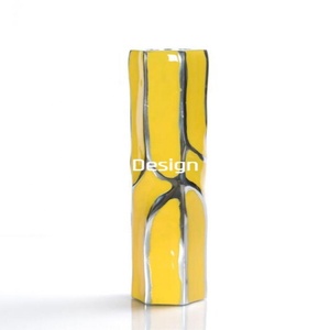 Vase en métal en acier inoxydable en forme de bouteille en émail jaune, vase de table moderne de décor à la maison unique, vase de sol marteau vase en métal Fordecor - Product Image 1