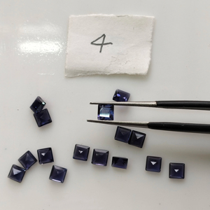 อิโอไลต์ธรรมชาติ 4 มม. ทรงสี่เหลี่ยมเจียระไนแบบ Step Cut คุณภาพดีที่สุด พลอยเม็ดเดี่ยวพร้อมเอฟเฟกต์ Pleochroic สำหรับทำเครื่องประดับ - Product Image 2