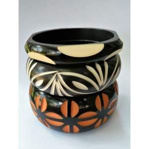 Bracelets en résine et en bois faits à la main, assortiments de détails artistiques - Product Image 1