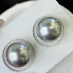 Fabricant en gros, boucles d'oreilles en argent S925 et plaqué or, perles rondes noires de 10-11 mm, avec boîte cadeau, design élégant - Product Image 1