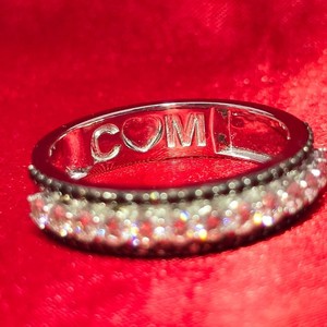 Anillo de Eternidad de Plata de Ley 925 Chapado en Oro de 18K con Moissanita y Engaste de Canal Redondo Brillante para Regalo de Boda y Aniversario - Product Image 3