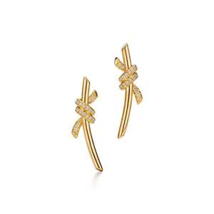 Pendientes colgantes con nudo de cinta dorada esculpida y diamantes redondos cultivados en laboratorio - Product Image 1