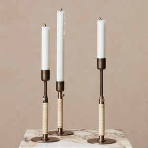 Juego de Portavelas de Metal con Acabado Bronce Antiguo, con Tallos de Ratán Enrollados y Forma Redonda para Iluminación de Mesa en el Hogar - Product Image 1
