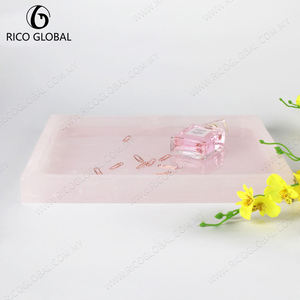 ถาดอะคริลิคสีชมพูสำหรับใส่เครื่องประดับพร้อมขวดน้ำหอมและที่หนีบโชว์ - Product Image 5