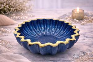 Bol en verre et résine bleue fait main – Plat de rangement à bord doré – Décoration artisanale scintillante - Product Image 5
