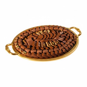 Plateau de service vintage en métal martelé doré, bord festonné, pour présentation de chocolats et desserts, vente en gros, événementiel, fête, cadeau, décoration intérieure - Product Image 6