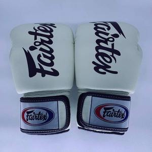Guantes de boxeo Fairtex blancos personalizados más vendidos, 100% cuero genuino de vaca, guantes de boxeo Fairtex para combate y entrenamiento de boxeo - Product Image 2
