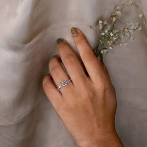 Anillo de compromiso de diamante cultivado en laboratorio de corte redondo de oro blanco de 18 quilates, corte Marquesa, regalo de aniversario perfecto, estilo de moda certificado IGI - Product Image 4