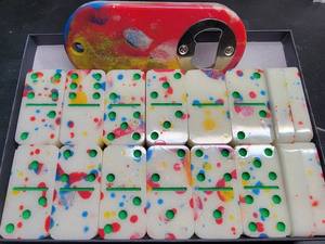 Jeu de dominos en résine faits à la main avec des taches colorées et des points verts dans un étui transparent, pièces de jeu d'art à collectionner - Product Image 4