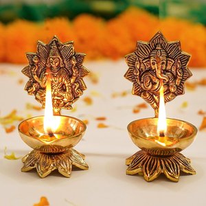 Lampe à huile en laiton Lakshmi Ganesh pour Puja Mandir Art Déco Diwali Deepak - Product Image 1