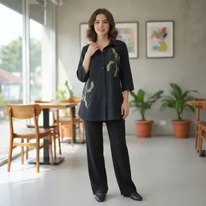 Ensemble chemise et pantalon brodés de fleurs noires pour femmes, haut à col et manches trois quarts, boutons sur le devant, coupe ample, tenue élégante et décontractée - Product Image 3