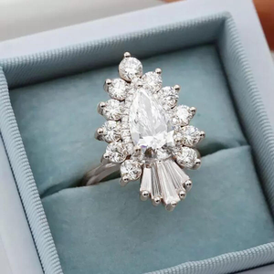 Anillo de compromiso vintage con halo floral de moissanita, piedra central ovalada, estilo cluster, joyería fina para boda - Product Image 2