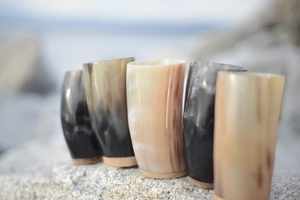 Impresionante Jarra de Cuerno Personalizada, Jarra de Cerveza de Cuerno de Búfalo Tallada a Mano, Tazas para Beber de Cuerno de Buey con Diseño Tallado de Inspiración Nórdica - Product Image 2