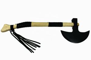 Hache Tomahawk avec manche en bois, tête noire et pompon décoratif - Product Image 5