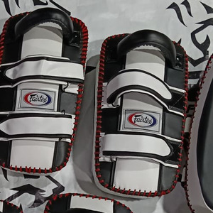 Almohadillas de Muay Thai Fairtex de Alta Calidad, Cuero PU y Espuma, Duraderas y Protectoras, Almohadillas de Entrenamiento de Artes Marciales para Boxeo y MMA - Product Image 3