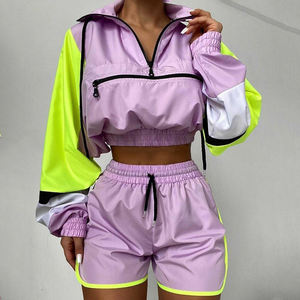 เสื้อแจ็คเก็ตแขนยาวสีฟ้าอ่อนและเขียวสะท้อนแสงแบบคัลเลอร์บล็อกสำหรับผู้หญิง พร้อมปกตั้งและกางเกงขาสั้นเข้าชุด ชุดคู่แบบ OEM - Product Image 2