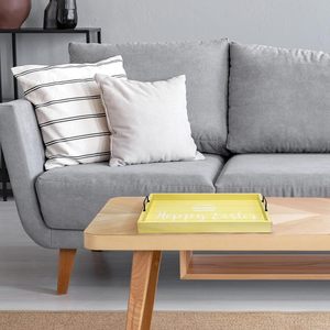 Bandeja de Servir de Madera de Alta Calidad con Diseño Impreso de Feliz Pascua en Color Amarillo y Asa de Hierro Negra, Disponible para Uso - Product Image 5