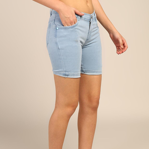 Shorts de mezclilla ajustados vintage para mujer al por mayor, personalizados, lavados, con efecto desgastado, de cintura media, con logo impreso, marca privada, OEM, casuales y sexys. - Product Image 1