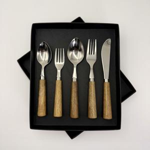 Ensemble de couverts en acier inoxydable au design moderne avec manches en bois pour hôtel, maison et restaurant - Product Image 1