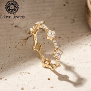 Bague de fiançailles classique pour femme en moissanite taille coussin plaqué or 22 carats, sertie à griffes, certifiée IGI, 3 grammes - Product Image 6