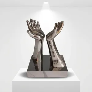 Sculpture de mains ouvertes en argent métallisé sur socle miroir, accent décoratif moderne pour table, idéal pour la maison, le bureau et le salon - Product Image 1