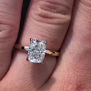 Bague de fiançailles solitaire en or jaune massif 14k 18k pour femme, sertie d'un diamant taille coussin, style classique intemporel, bague de demande en mariage taille oreiller - Product Image 1